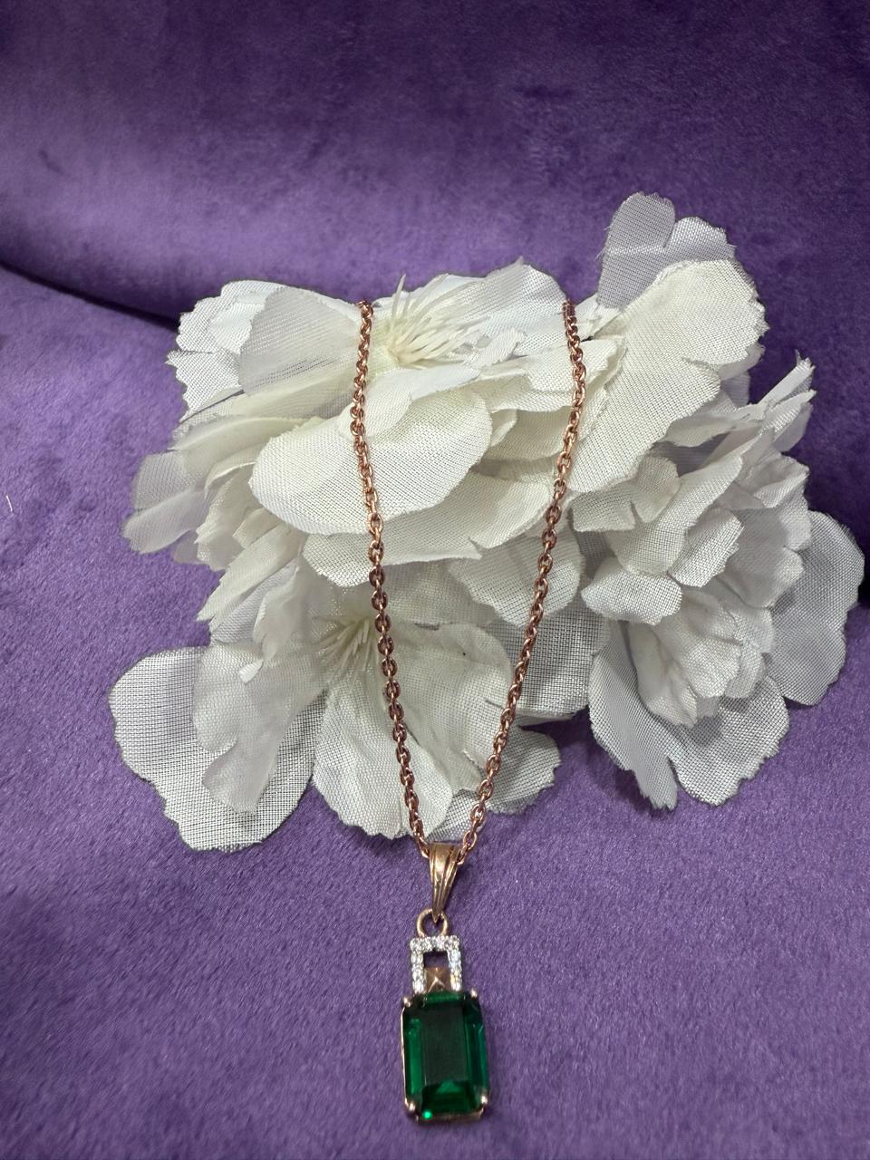 92.5 Sterling Silver Emerald Glow Chain Pendant